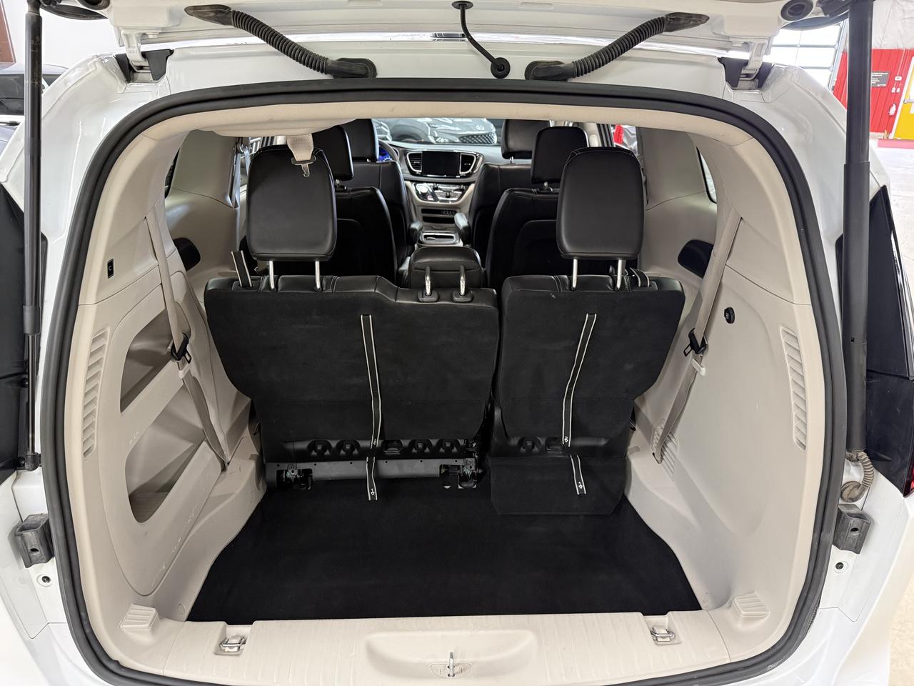 2023 Chrysler Pacifica Touring L Photo