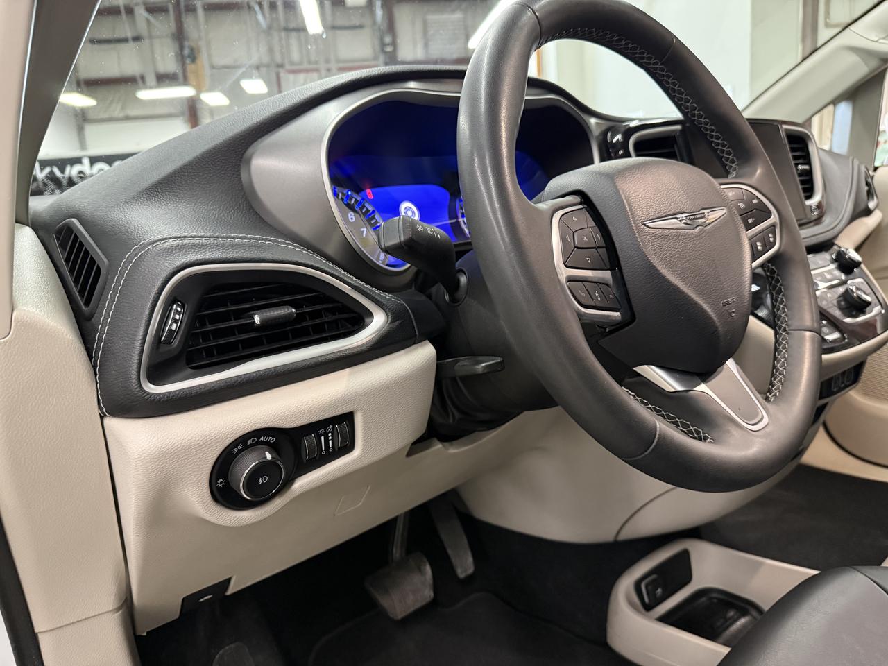 2023 Chrysler Pacifica Touring L Photo