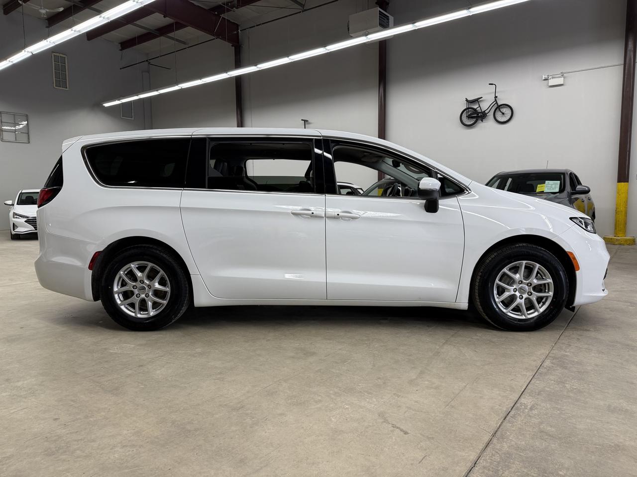 2023 Chrysler Pacifica Touring L Photo