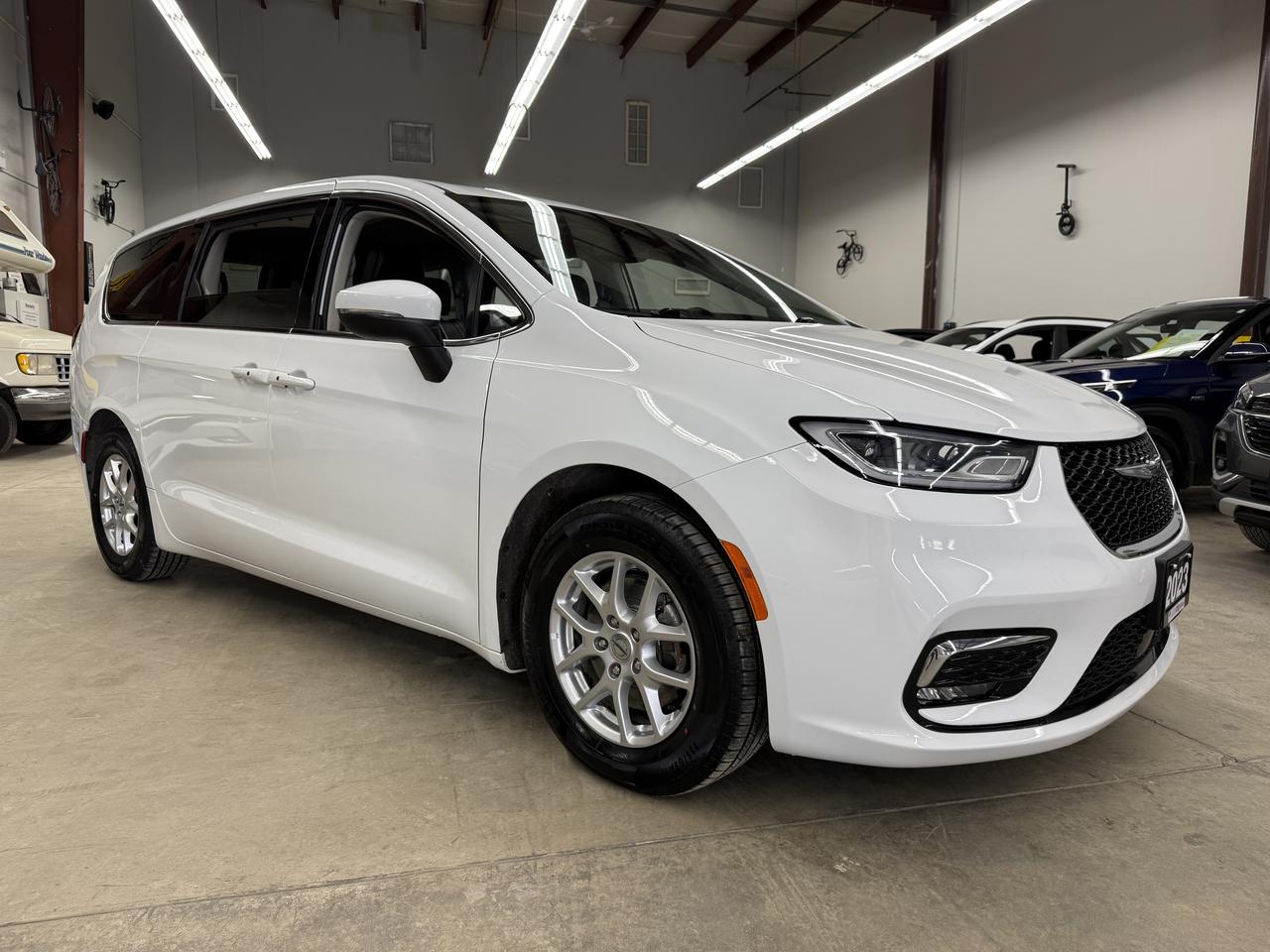 2023 Chrysler Pacifica Touring L Photo
