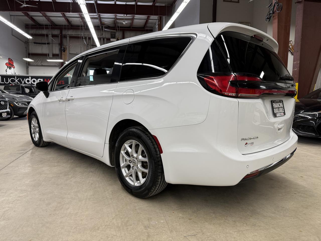 2023 Chrysler Pacifica Touring L Photo2