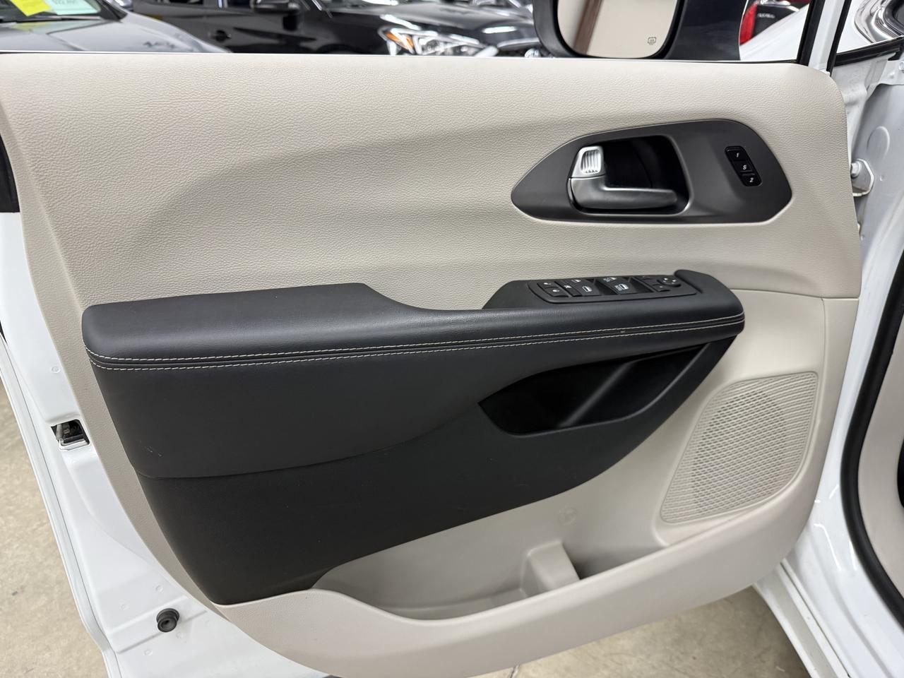 2023 Chrysler Pacifica Touring L Photo