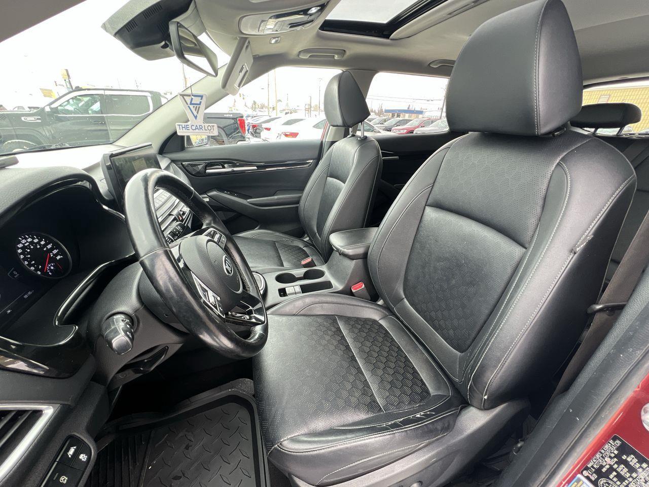 2021 Kia Seltos SX Turbo AWD, MOONROOF, HEATED LEATHER SEATS, SIRIUS XM, BACK UP CAM, NAV, HEATED STEERING WHEEL!! Photo