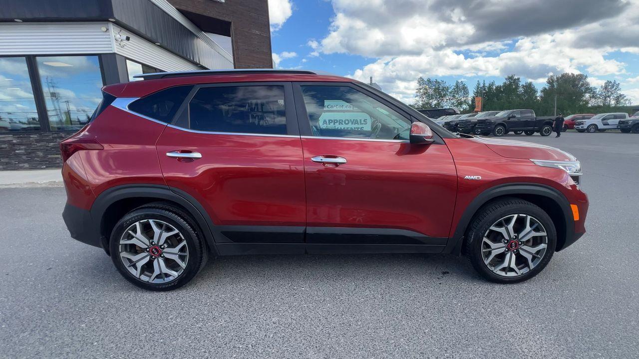 2021 Kia Seltos SX Turbo AWD, MOONROOF, HEATED LEATHER SEATS, SIRIUS XM, BACK UP CAM, NAV, HEATED STEERING WHEEL!! Photo