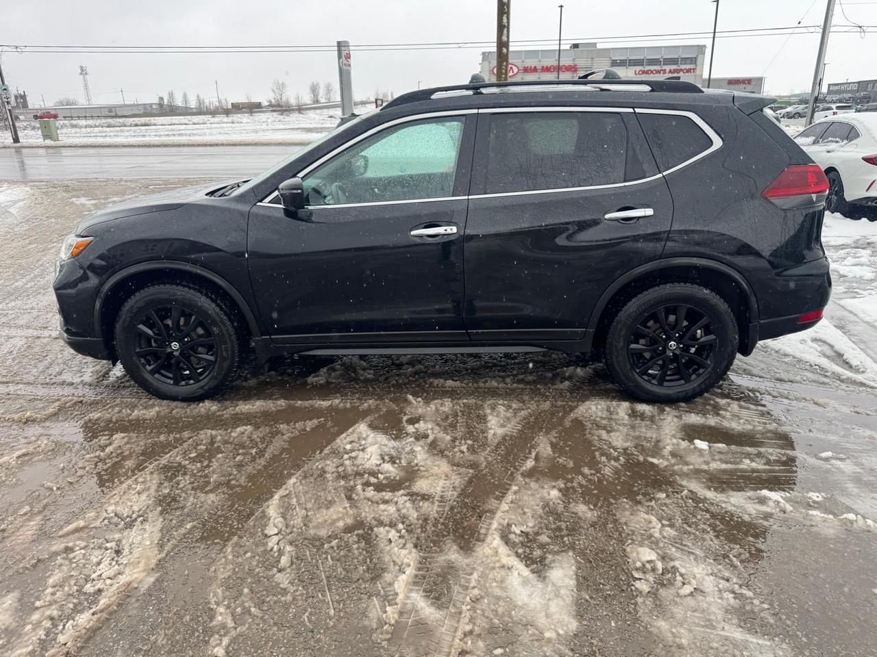 2018 Nissan Rogue SV AWD, BLACK ON BLACK,SUNROOF, CERTIFIED Photo