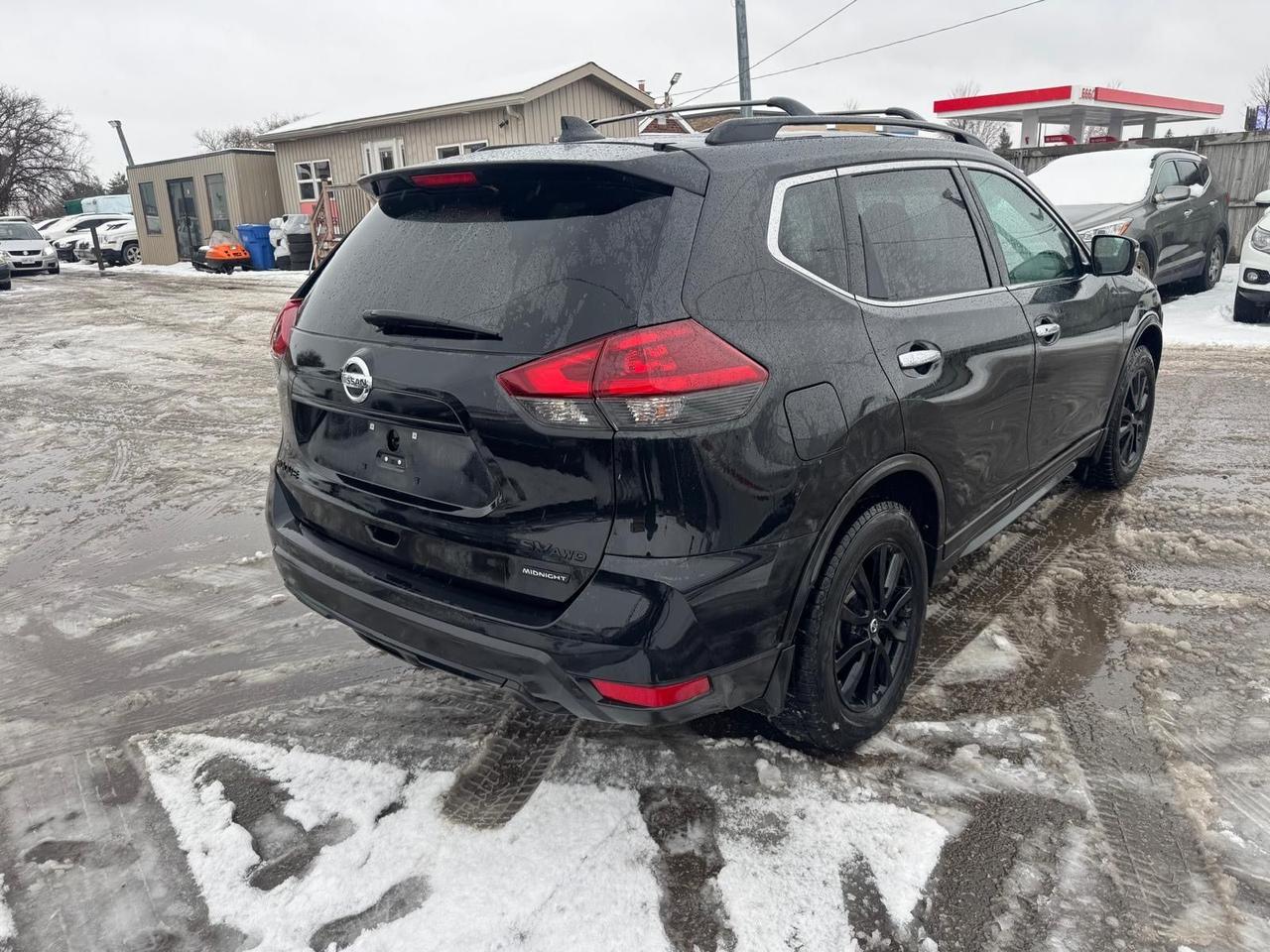 2018 Nissan Rogue SV AWD, BLACK ON BLACK,SUNROOF, CERTIFIED Photo