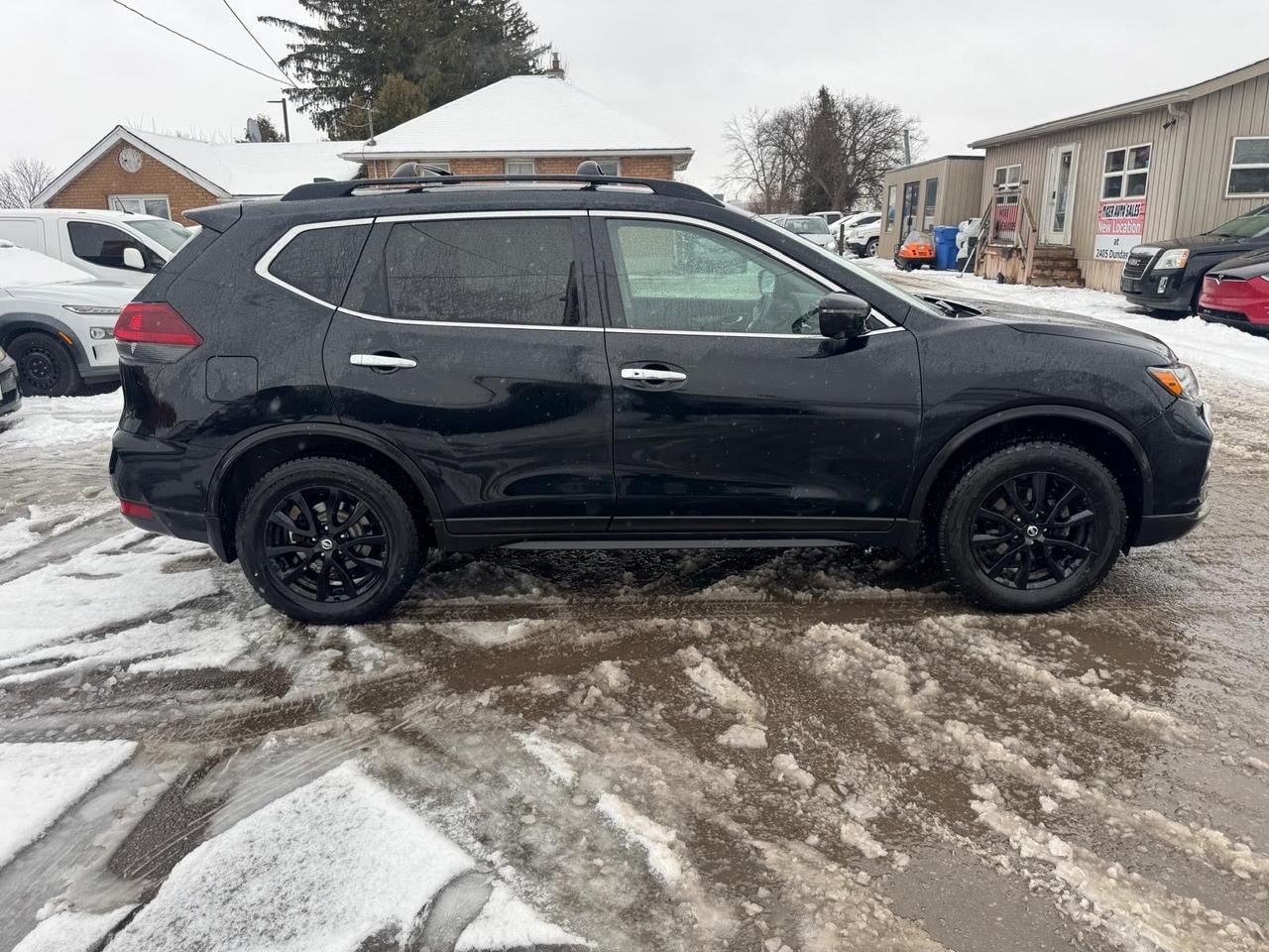2018 Nissan Rogue SV AWD, BLACK ON BLACK,SUNROOF, CERTIFIED Photo