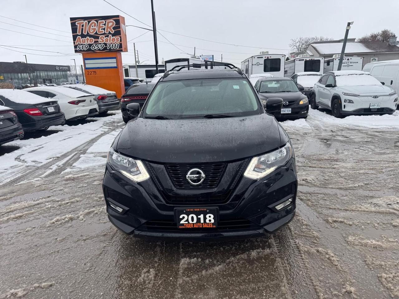 2018 Nissan Rogue SV AWD, BLACK ON BLACK,SUNROOF, CERTIFIED Photo