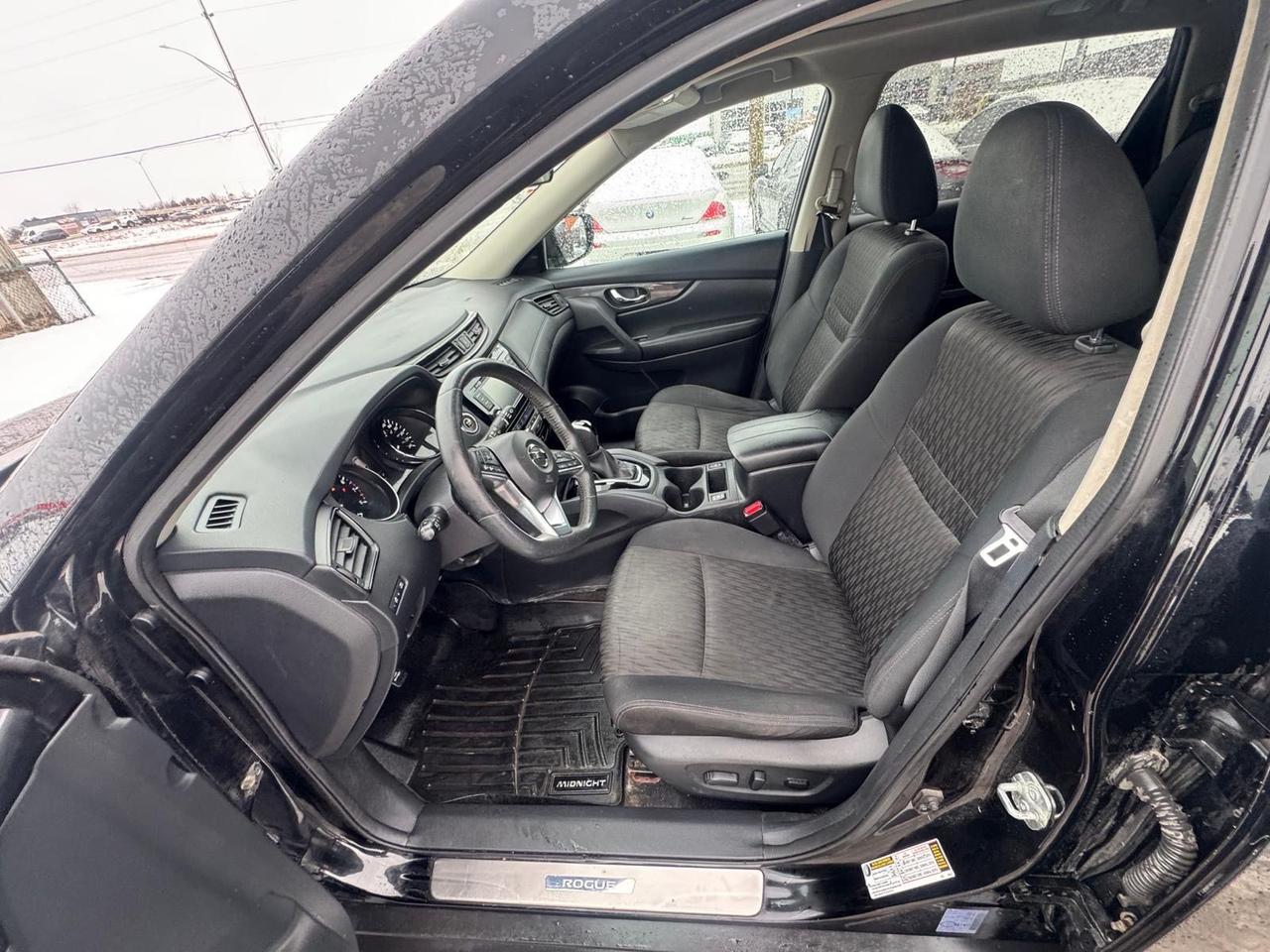 2018 Nissan Rogue SV AWD, BLACK ON BLACK,SUNROOF, CERTIFIED Photo