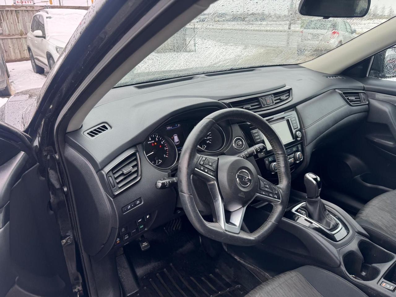 2018 Nissan Rogue SV AWD, BLACK ON BLACK,SUNROOF, CERTIFIED Photo