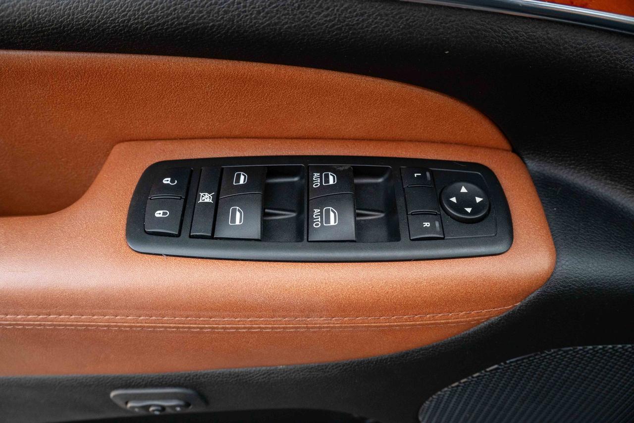 2012 Jeep Grand Cherokee Overland Photo
