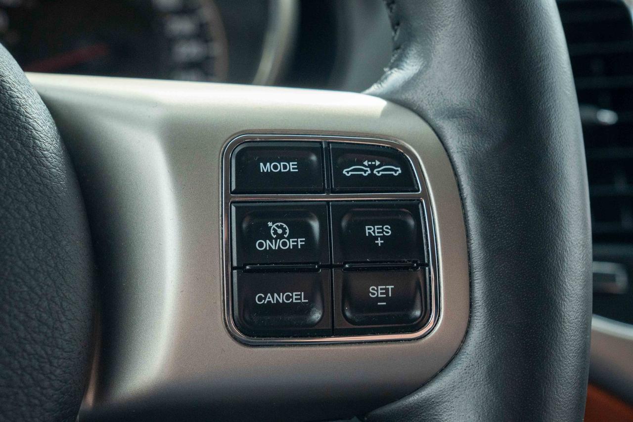 2012 Jeep Grand Cherokee Overland Photo