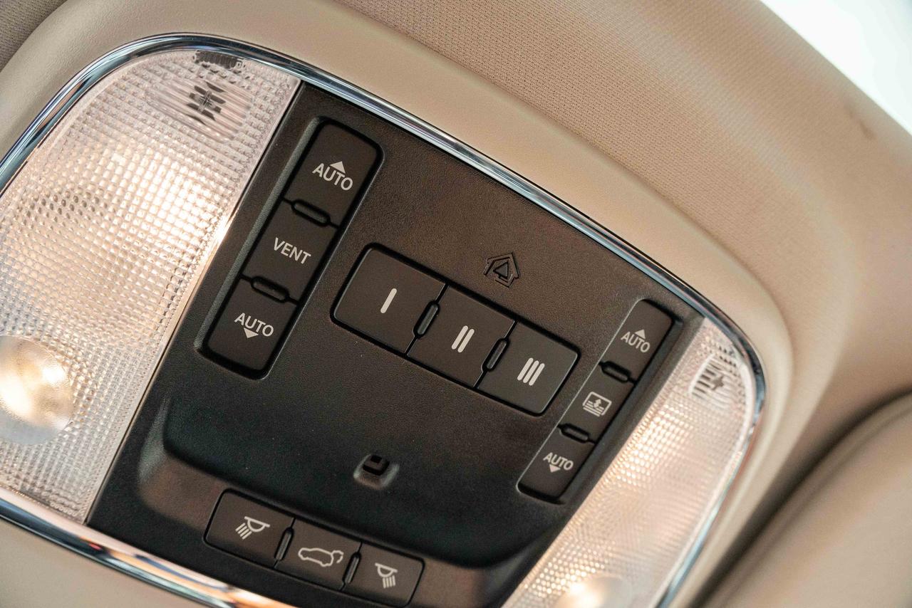 2012 Jeep Grand Cherokee Overland Photo