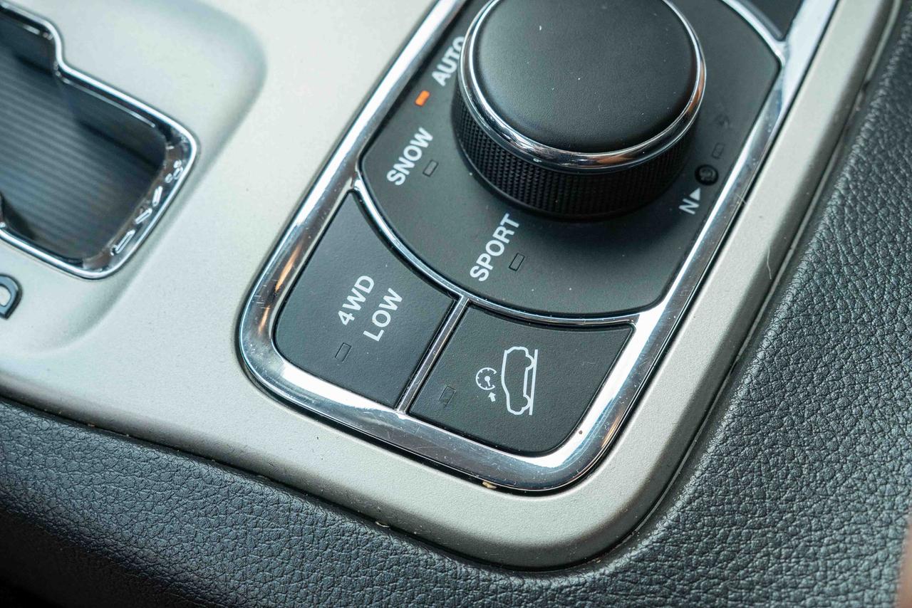2012 Jeep Grand Cherokee Overland Photo