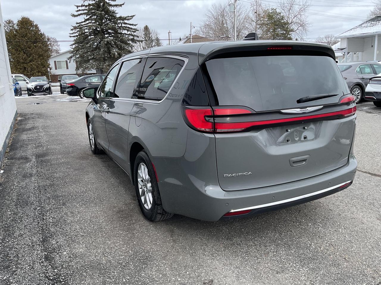 2023 Chrysler Pacifica Touring-L Front-Wheel Drive Passenger Van Photo