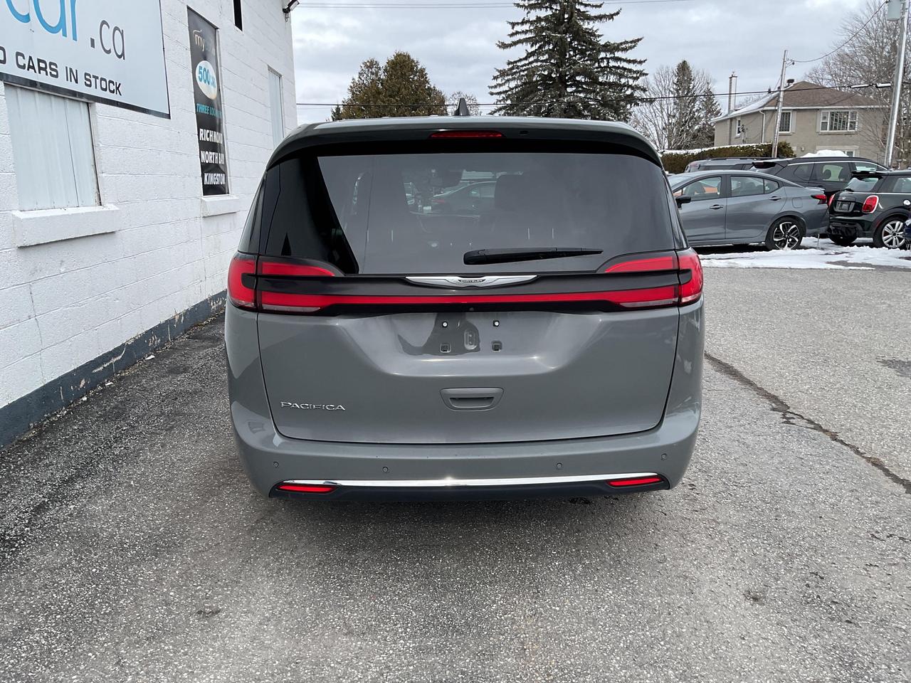 2023 Chrysler Pacifica Touring-L Front-Wheel Drive Passenger Van Photo