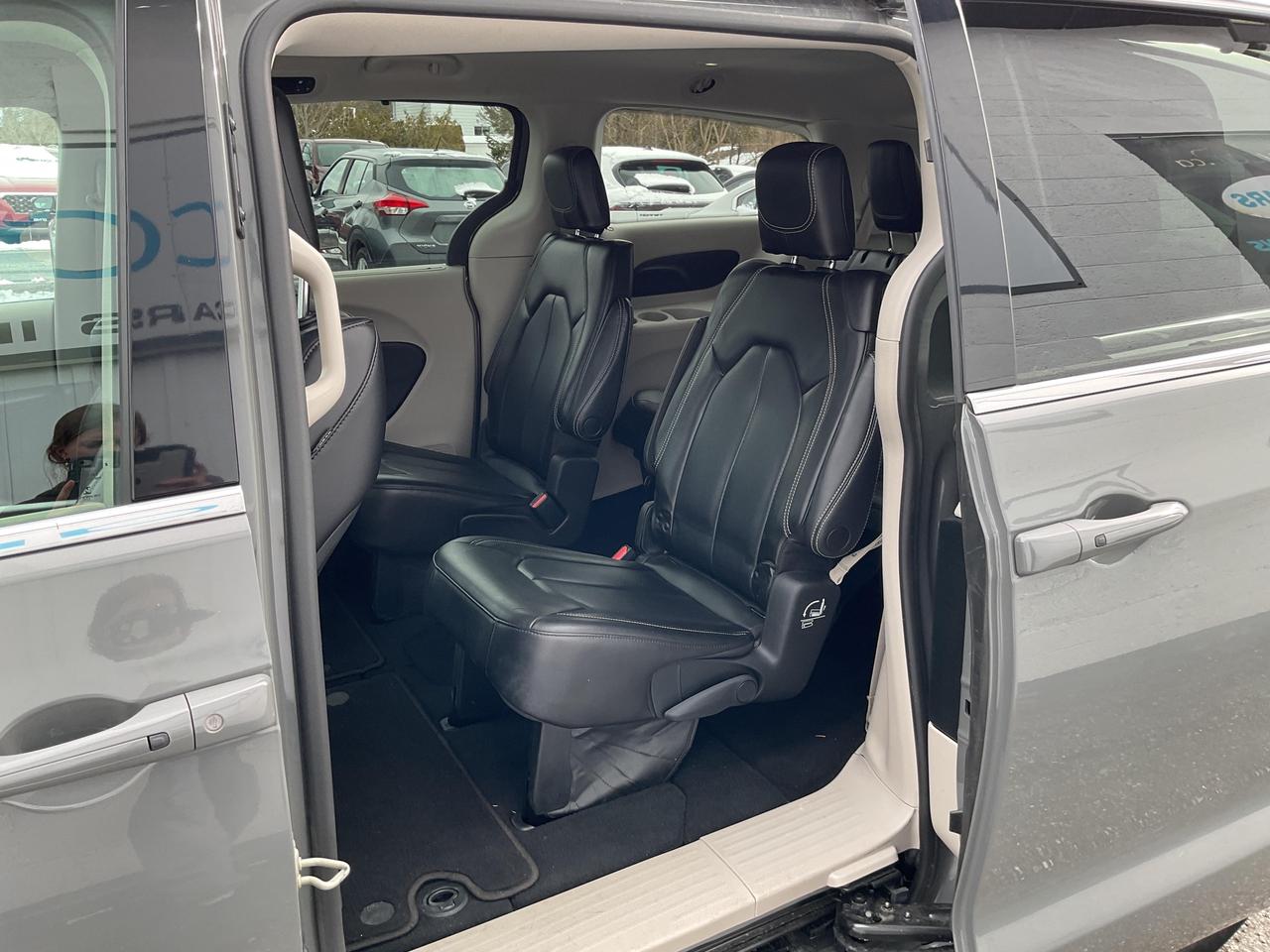 2023 Chrysler Pacifica Touring-L Front-Wheel Drive Passenger Van Photo