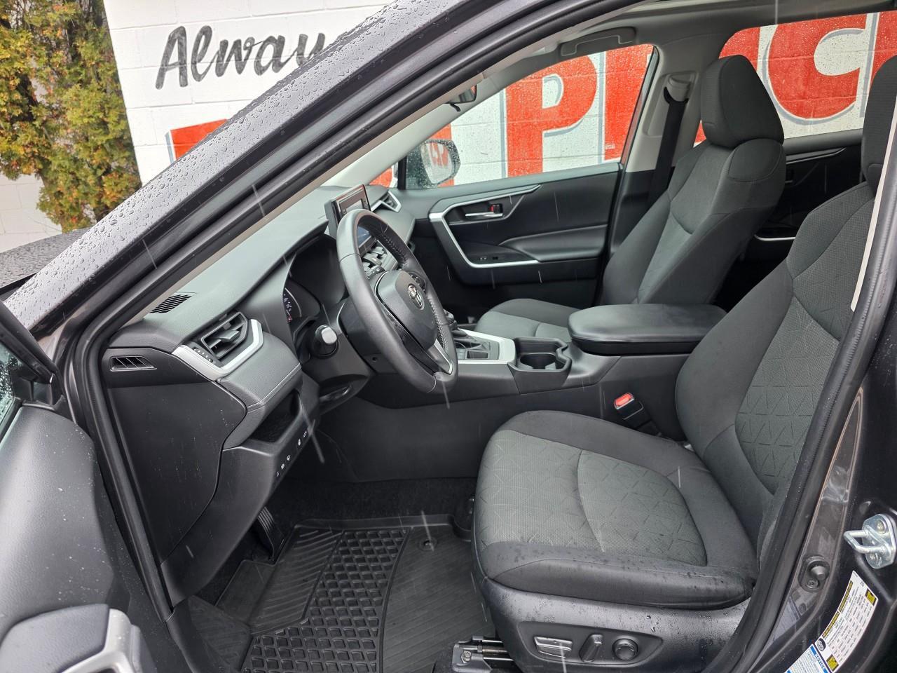 2021 Toyota RAV4 XLE 4dr All-wheel Drive Photo