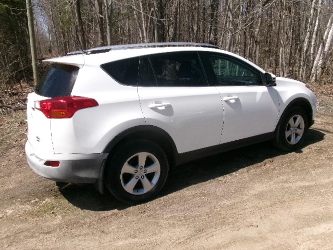 2013 Toyota RAV4 XLE Photo3