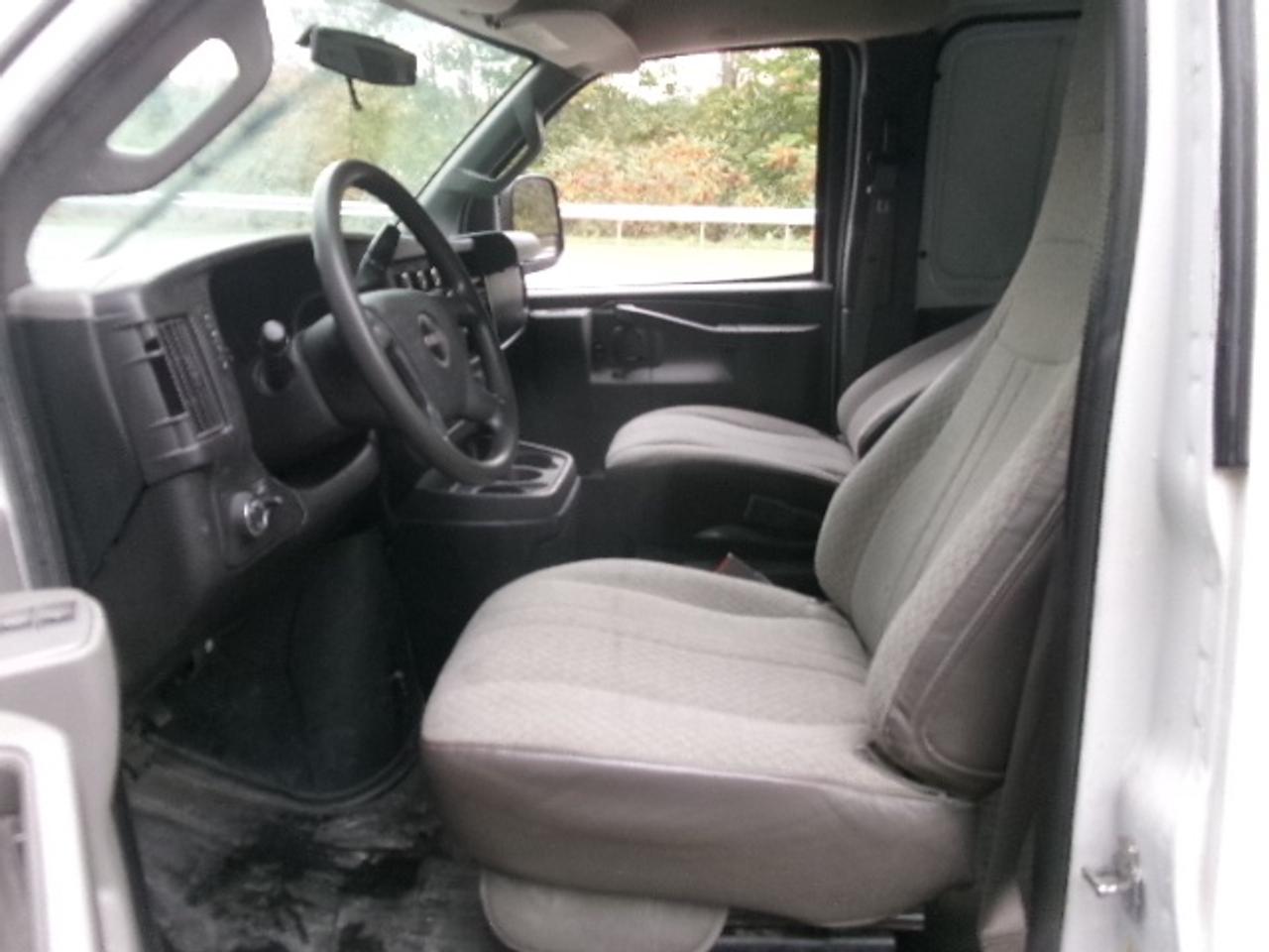 2017 GMC Savana cargo Photo