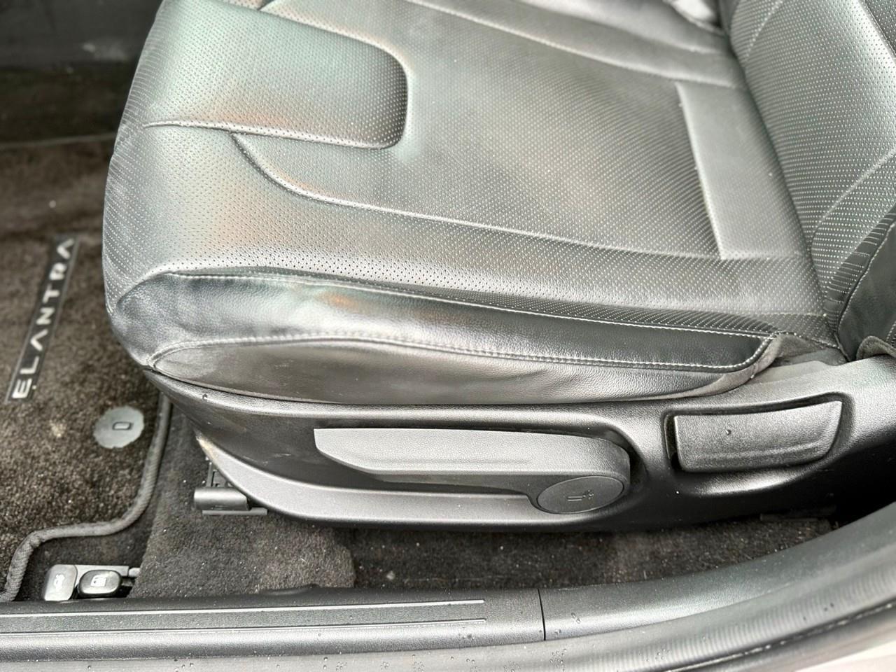 2023 Hyundai Elantra Luxury 4dr Sedan Photo