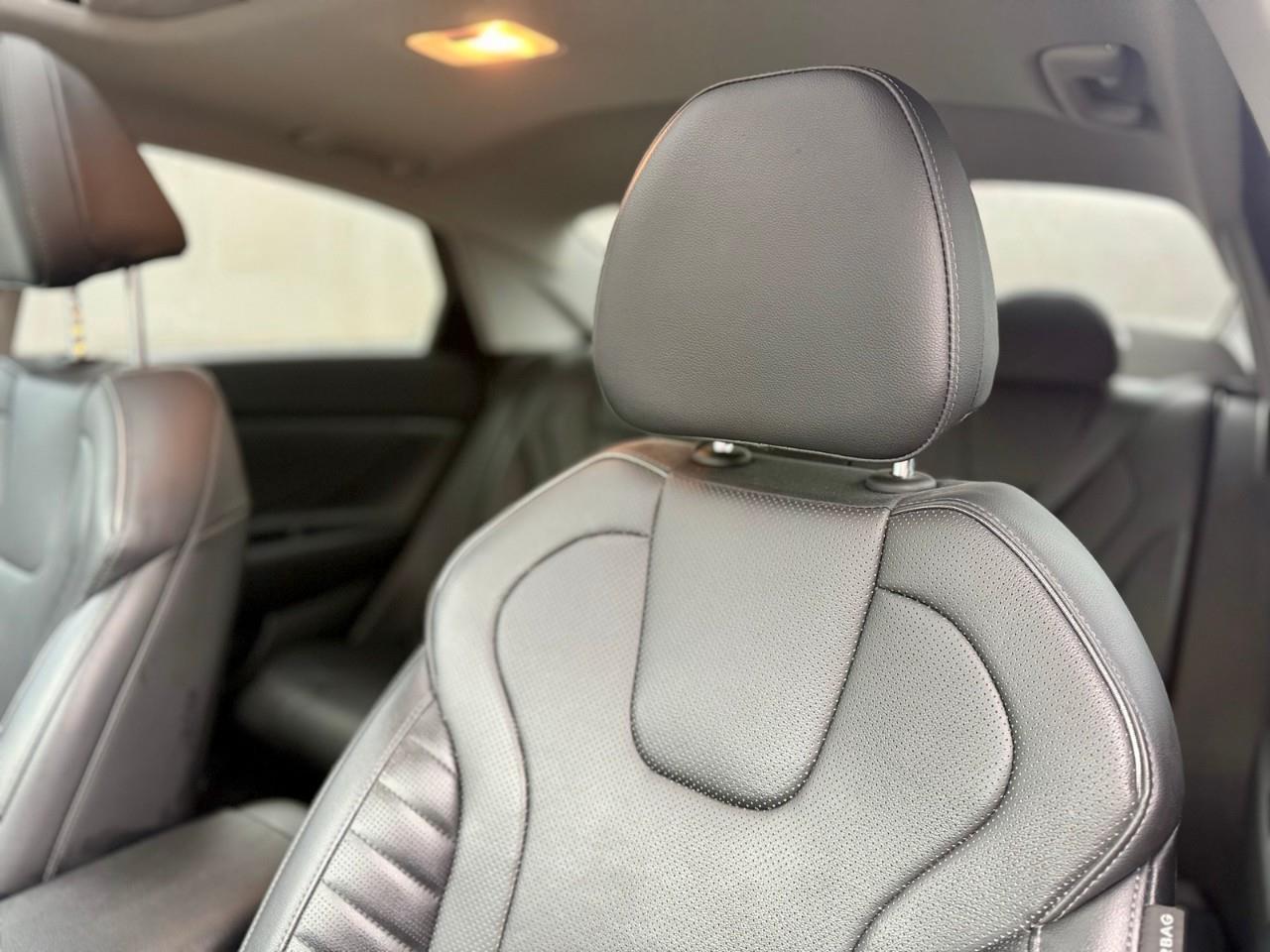 2023 Hyundai Elantra Luxury 4dr Sedan Photo