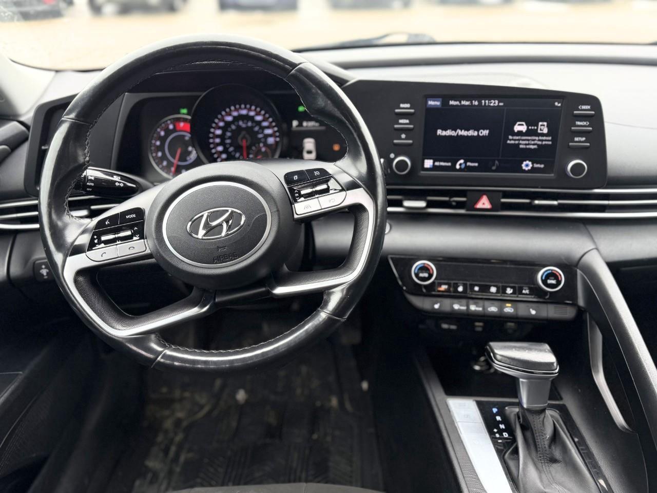 2021 Hyundai Elantra Preferred w/Sun & Tech Pkg 4dr Sedan Photo4
