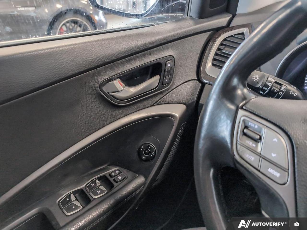 2017 Hyundai Santa Fe XL Limited w/6 Passenger (A6) 4dr All-Wheel Drive Photo