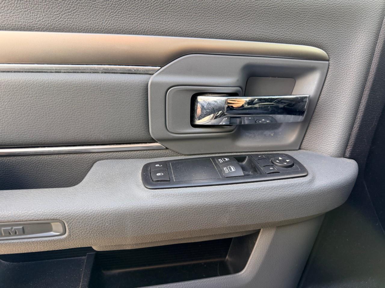 2016 RAM 1500 4WD Regular Cab 6.4 Ft Box Express Photo