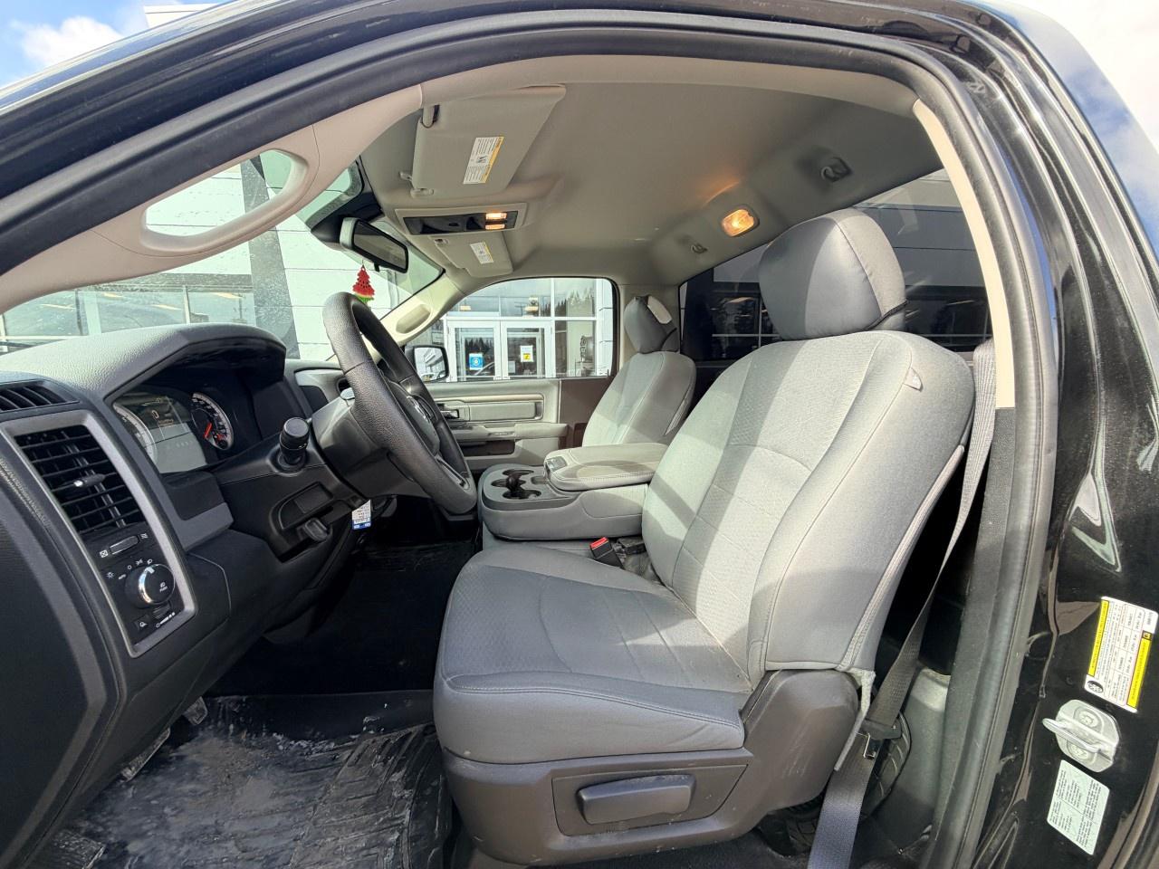 2016 RAM 1500 4WD Regular Cab 6.4 Ft Box Express Photo