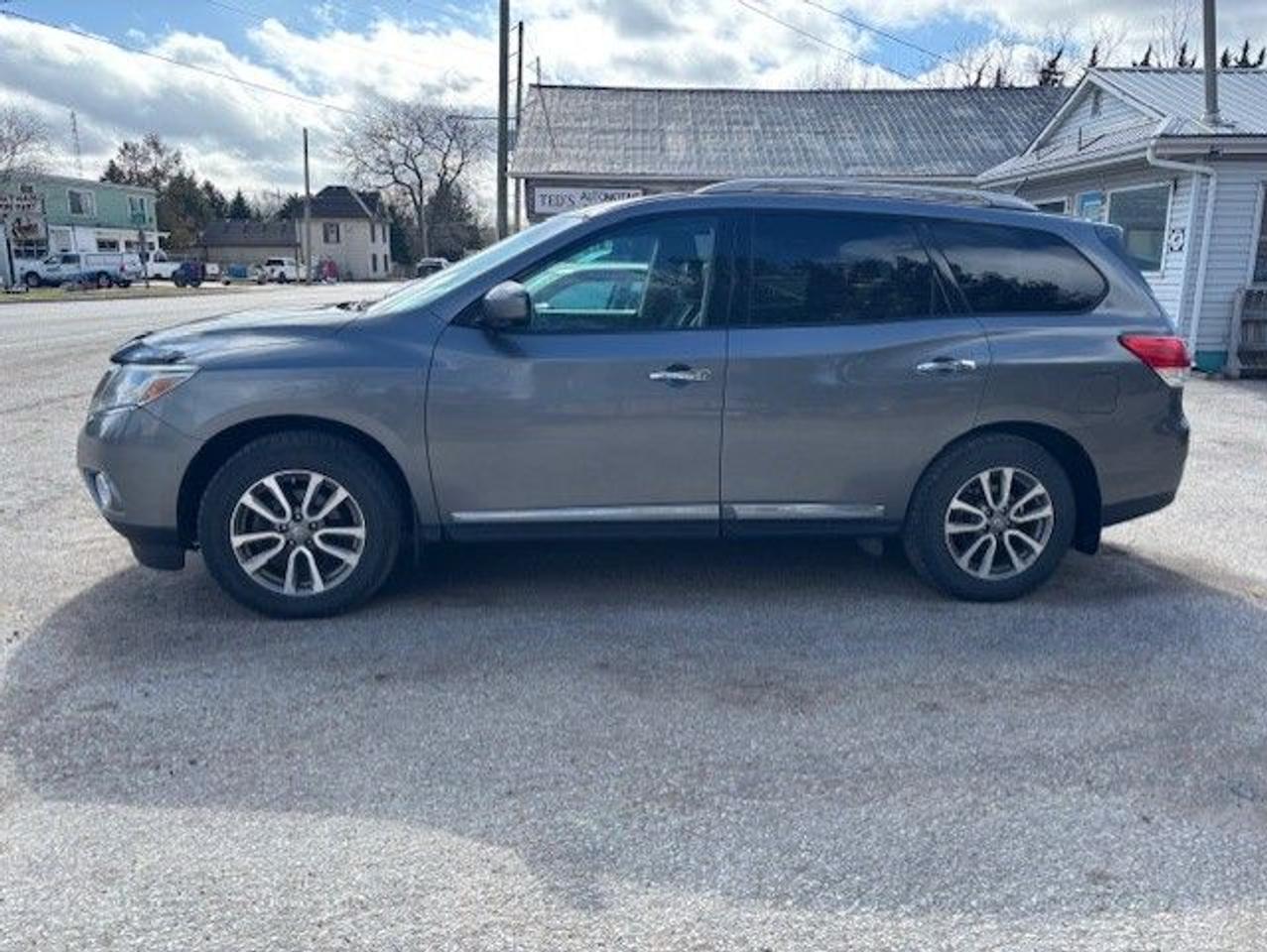 2015 Nissan Pathfinder SL Photo0