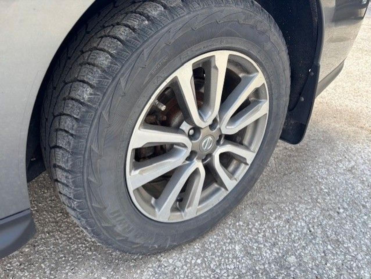 2015 Nissan Pathfinder SL Photo