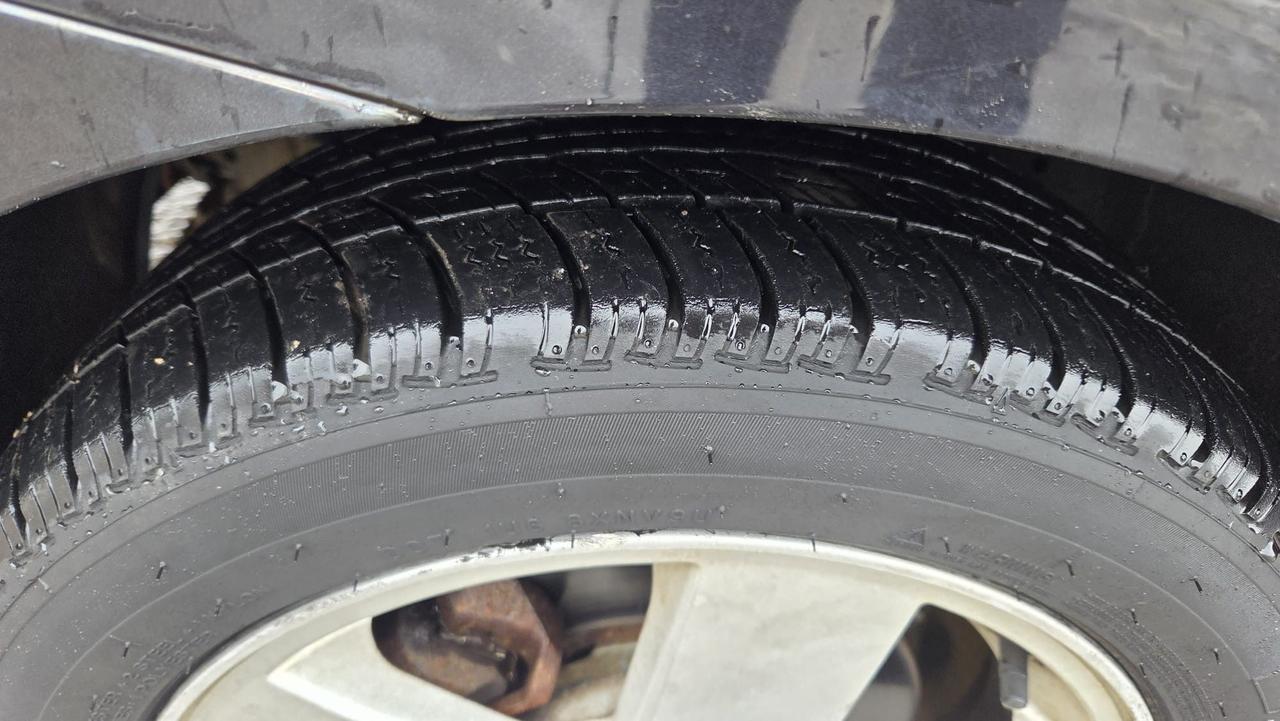 2009 Pontiac G3 WAVE SE, LOW KMS, ONLY 75KMS, AUTO, CERTIFIED Photo