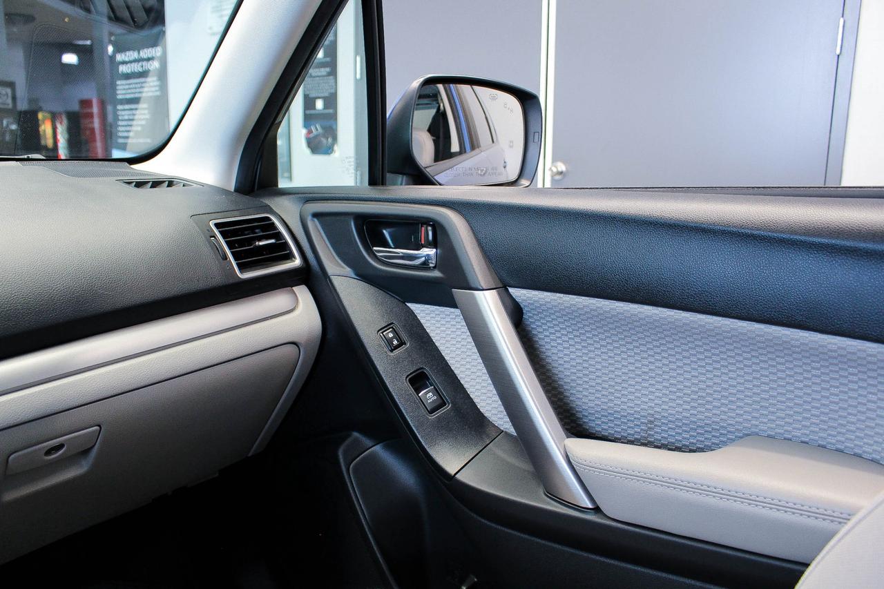 2018 Subaru Forester 2.5i Touring LOW KMS - HEATED FRONT SEATS - CLOTH SEATS - CLEAN CARFAX Photo