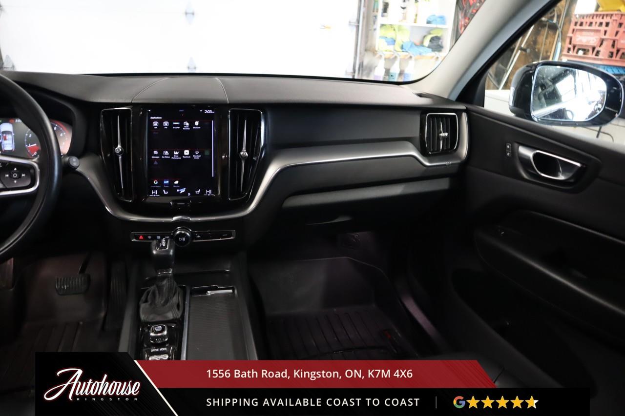 2021 Volvo XC60 T6 Momentum NAVIGATION - LEATHER Photo