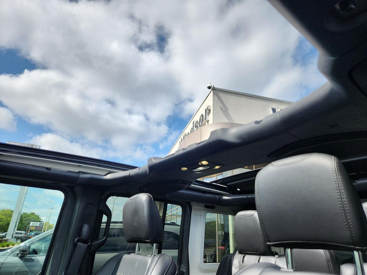 2019 Jeep Wrangler SKY TOP / LEATHER / NAV Photo