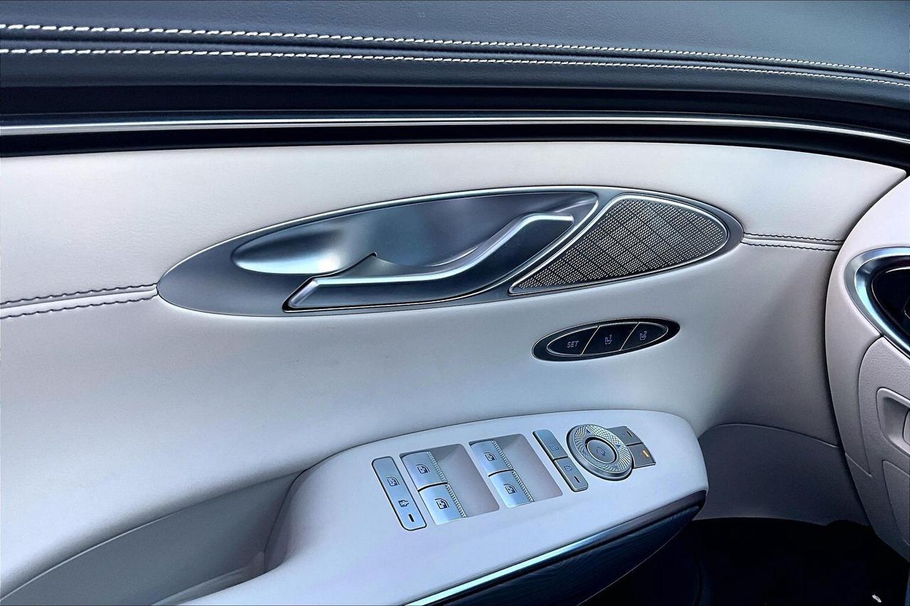 2025 Genesis GV70 2.5T Advanced | Vented Leather | Panoroof | AWD Photo