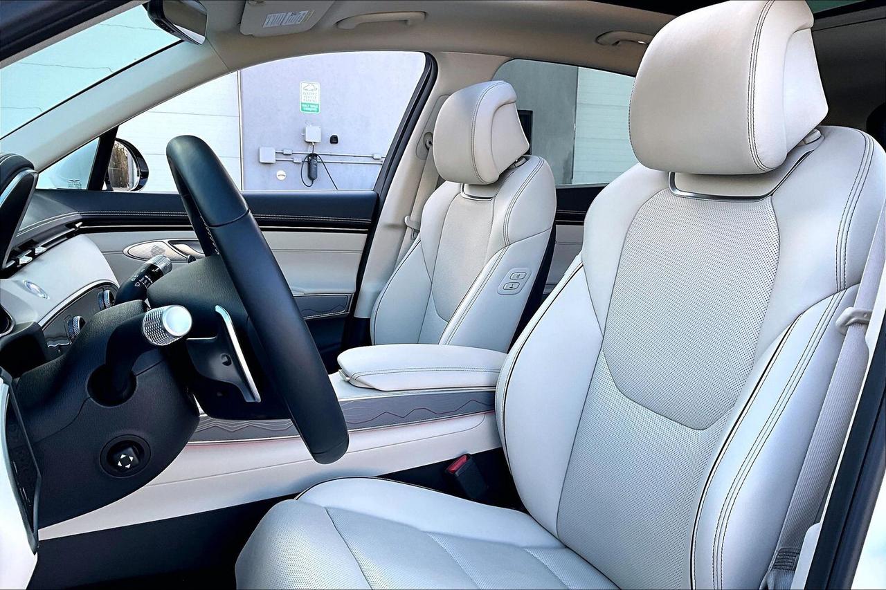 2025 Genesis GV70 2.5T Advanced | Vented Leather | Panoroof | AWD Photo