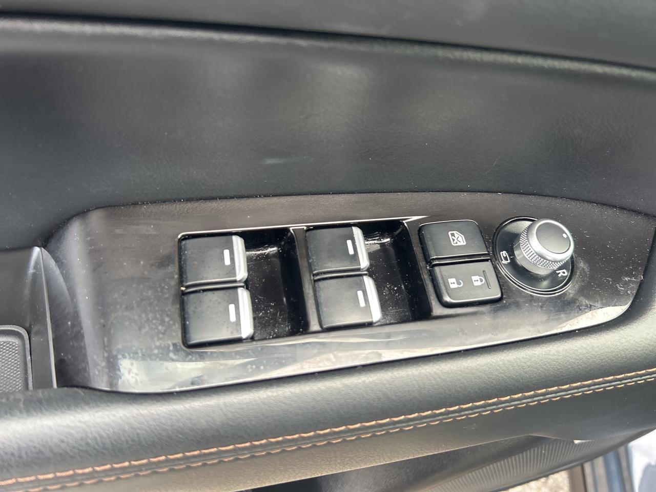 2023 Mazda CX-5 PREMIUM, AWD, HEATED/ COOLED LEATHER, BACK UP CAM! Photo