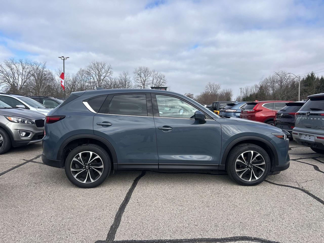 2023 Mazda CX-5 PREMIUM, AWD, HEATED/ COOLED LEATHER, BACK UP CAM! Photo