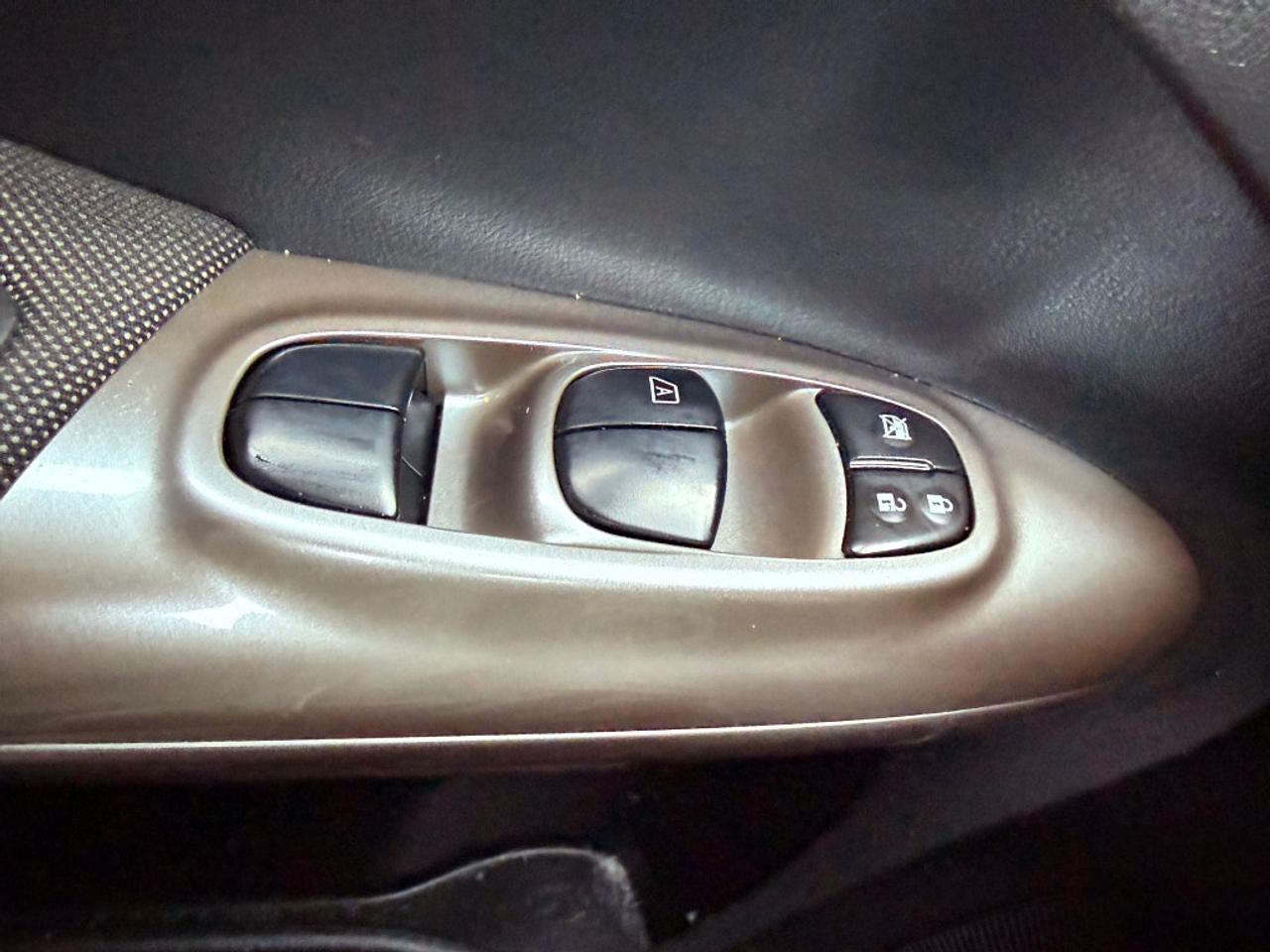 2011 Nissan Juke SL 4dr fwd CVT Photo