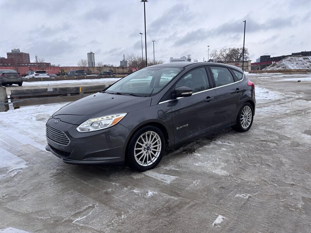 2106 Ford Focus Electric !!



130km one charge (2.5 hours) from zero



Only 82,000 km

1 Owner



Leaded very well



Automatic

Climate control

Navigation

Sync 3

Heated seats

Remote start

Bluetooth steering control



Very well equipped



Brand new safety and like new



Includes Level 2 charger !! (New)



$11988.