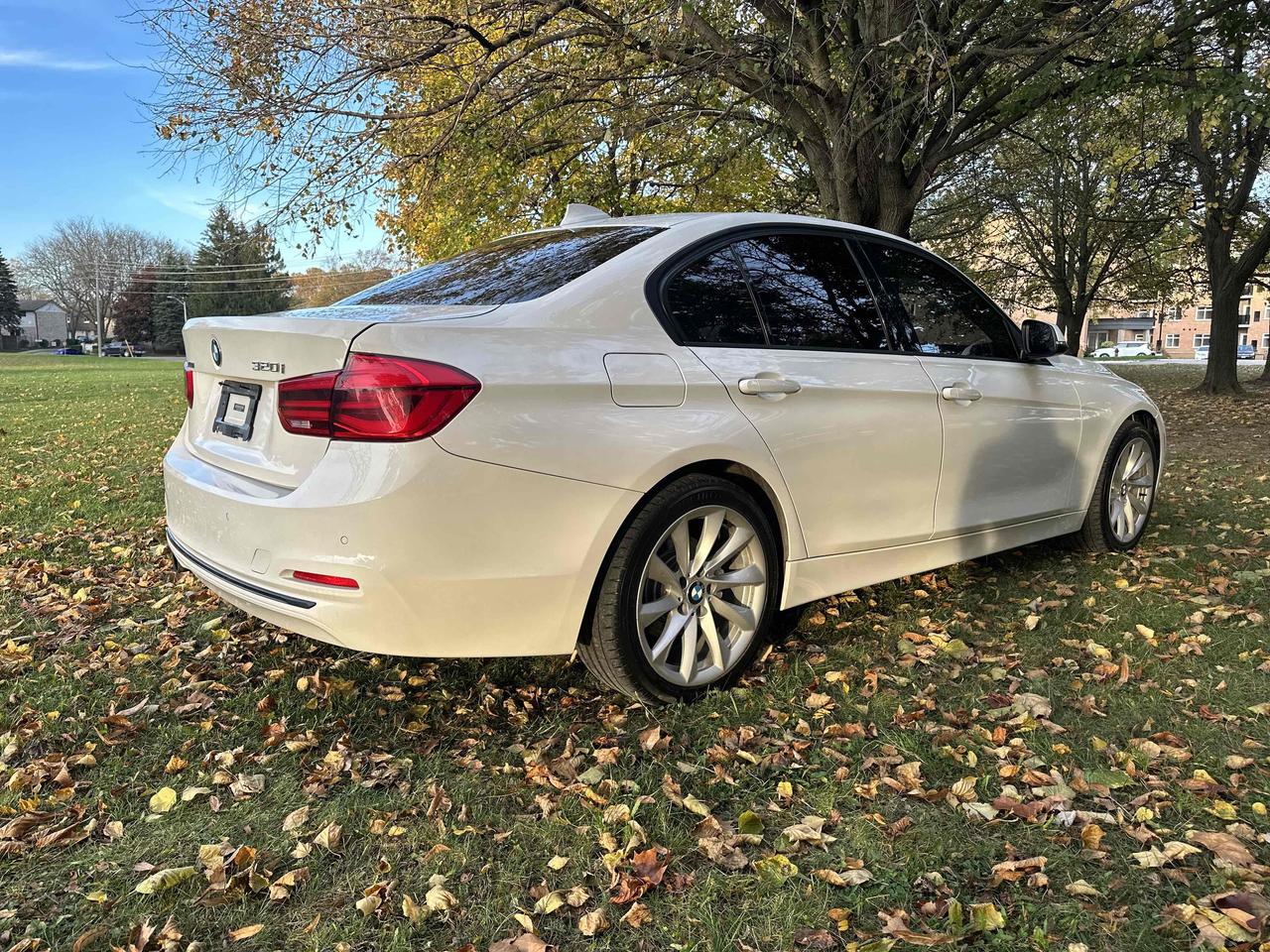 2016 BMW 3-Series 320i xDrive Photo4