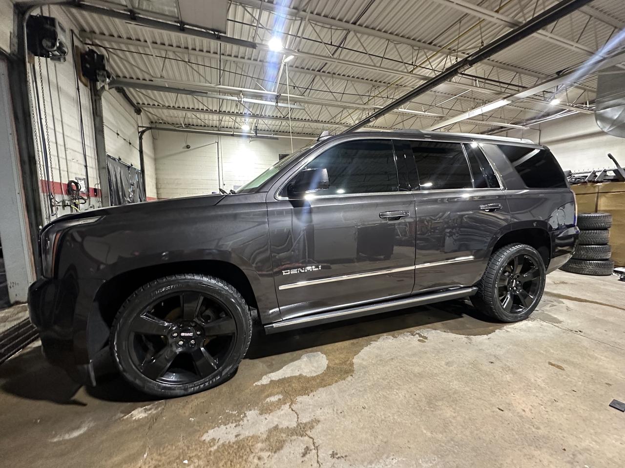 2017 GMC Yukon Denali Photo3