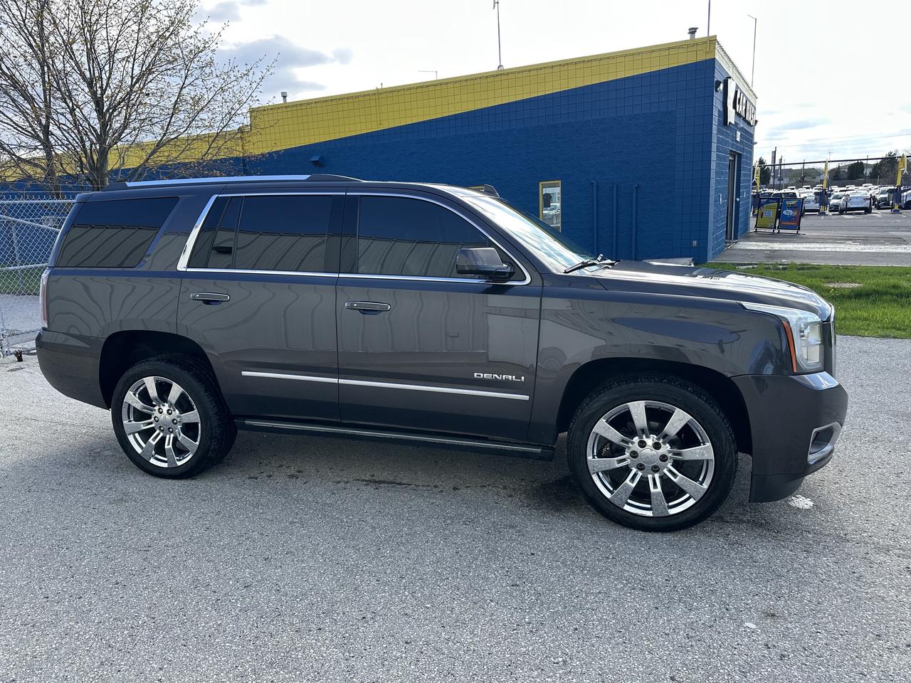 2017 GMC Yukon Denali Photo3