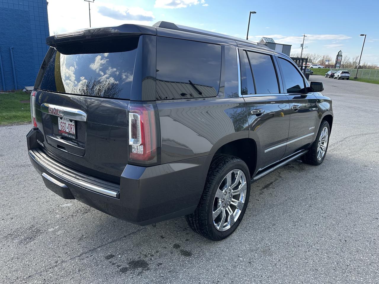 2017 GMC Yukon Denali Photo4