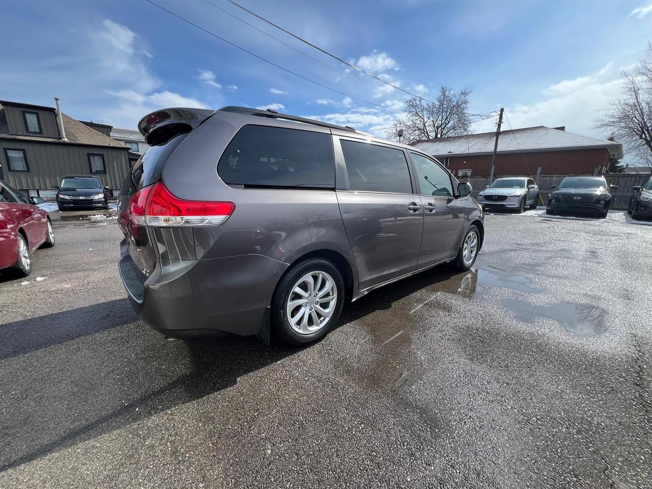 2014 Toyota Sienna LE 8 PASSENGER Photo
