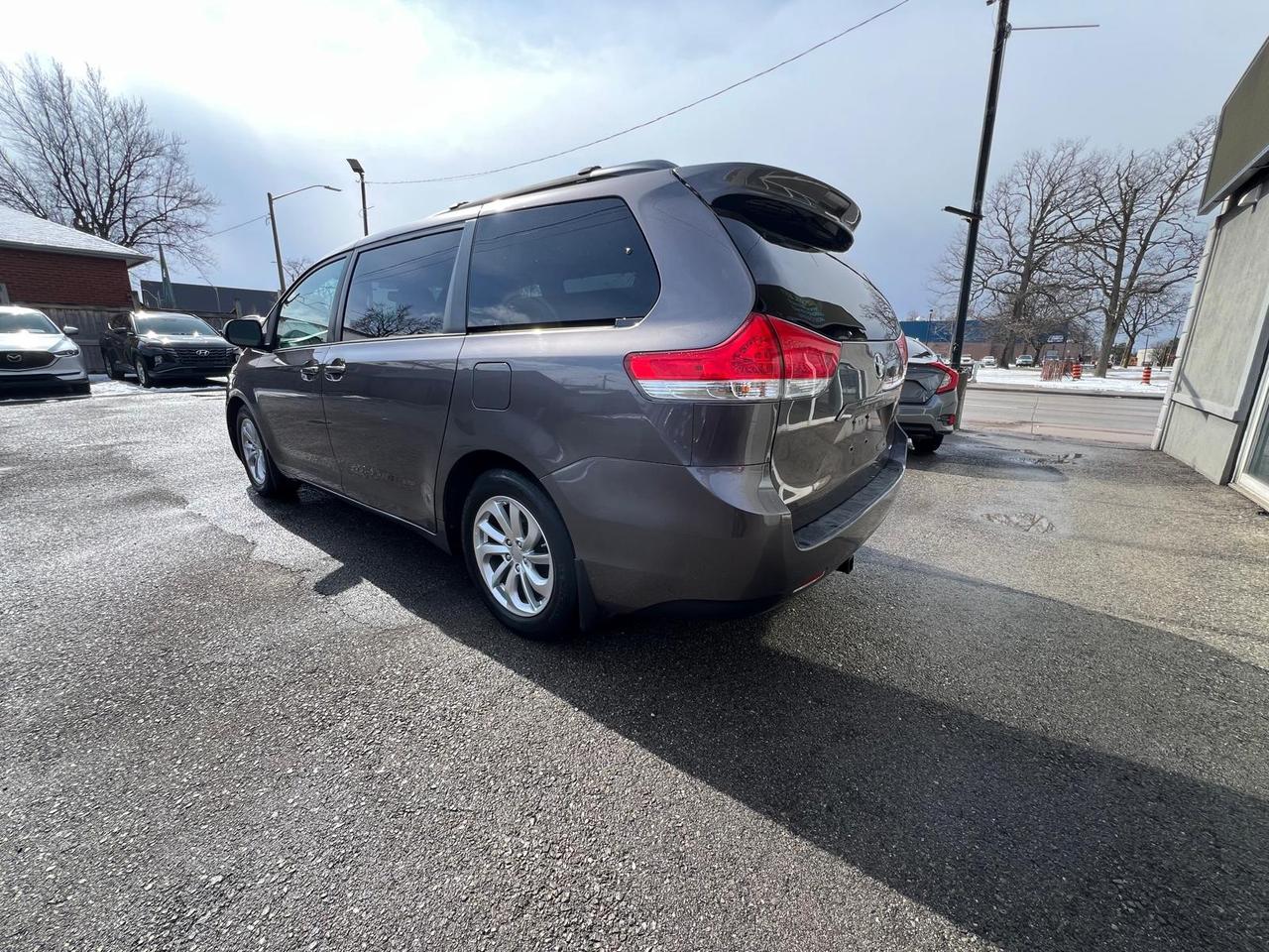 2014 Toyota Sienna LE 8 PASSENGER Photo2