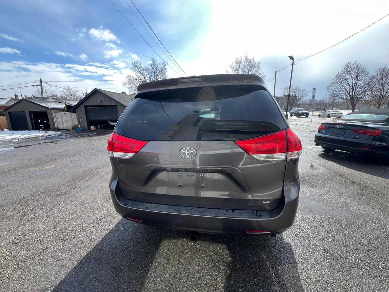 2014 Toyota Sienna LE 8 PASSENGER Photo3
