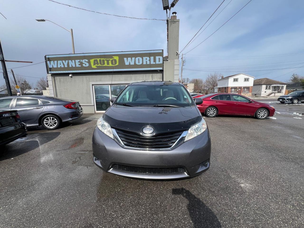 2014 Toyota Sienna LE 8 PASSENGER Photo